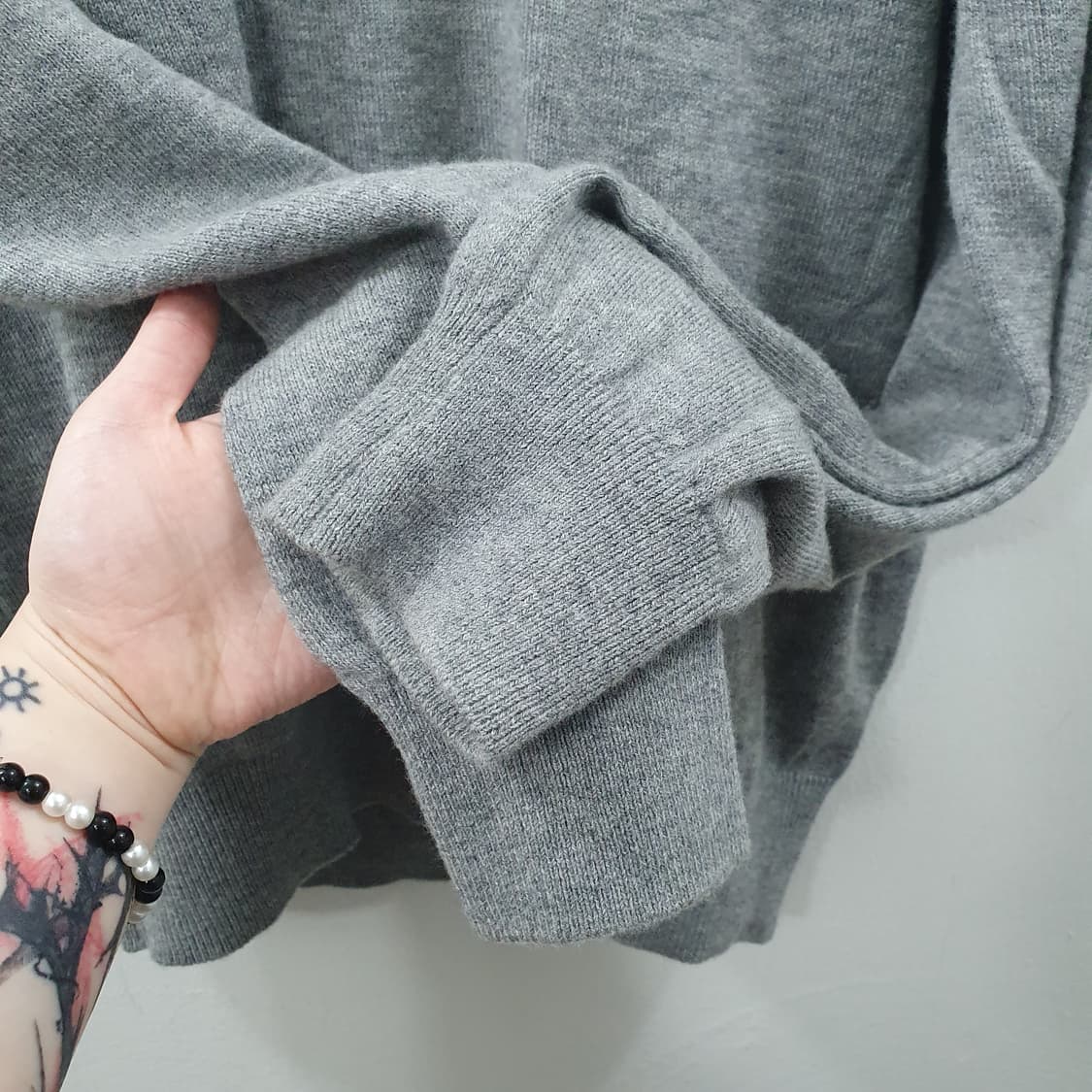 L 꼼데가르송 남성 그레이 블랙와펜 얇은 브이넥 니트 스웨터 상품이미지6