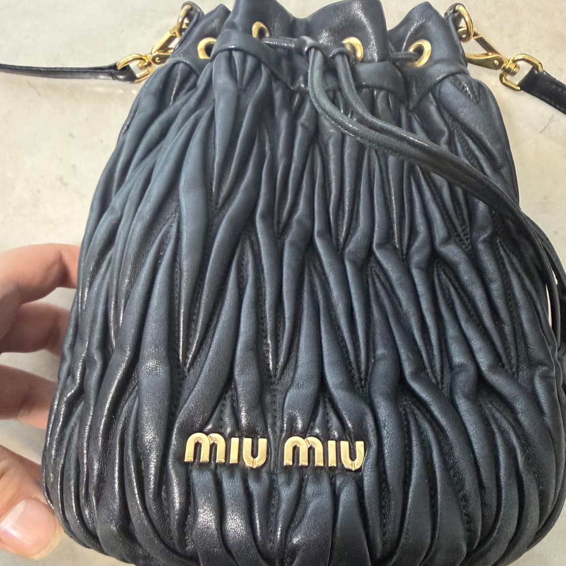 미우미우 마테라쎄 버킷백 상품이미지2