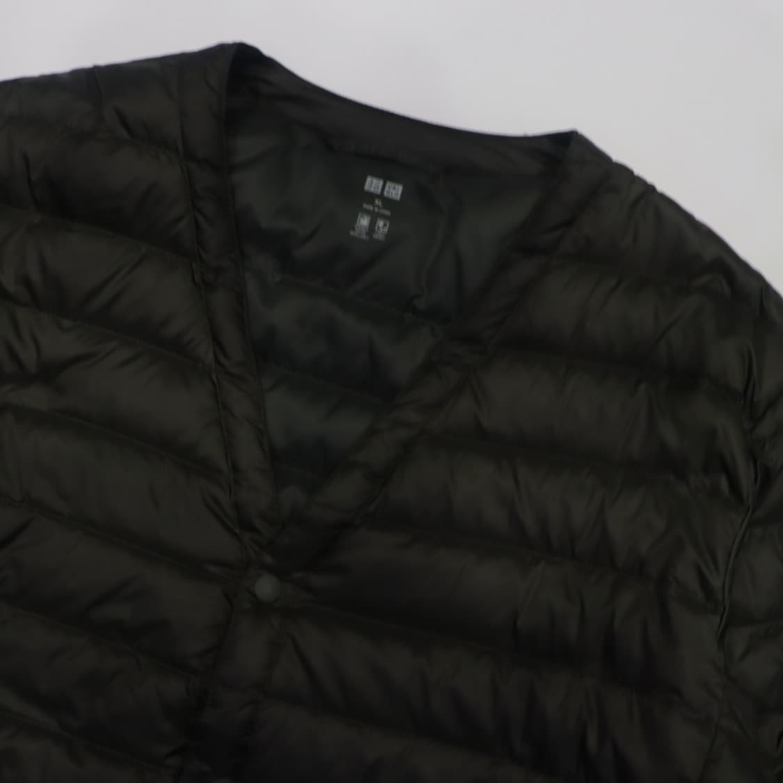 유니클로 카키 다운 브이넥 경량 가디건 패딩 상품이미지3