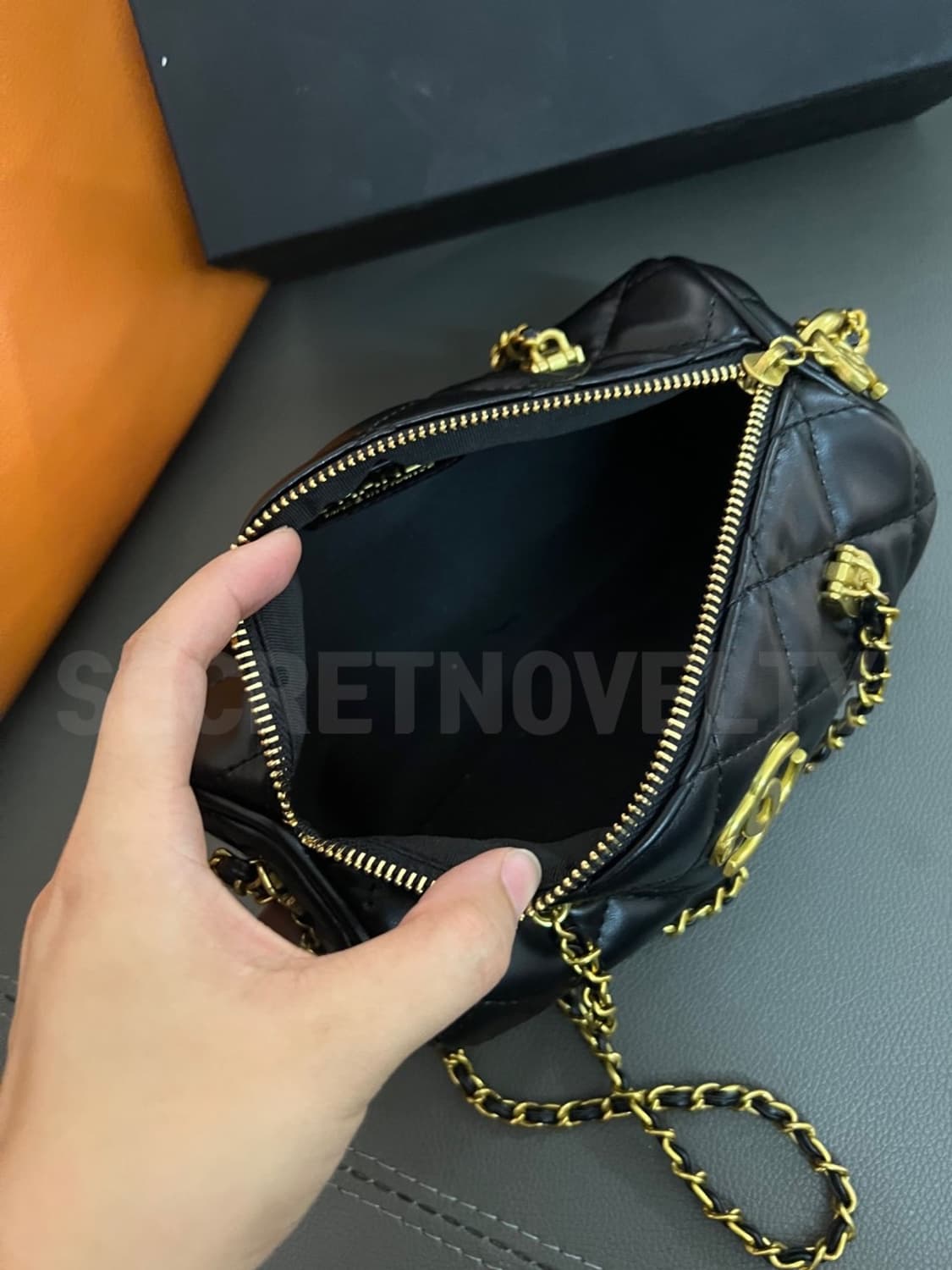 샤넬뷰티 진주체인 미니원통 크로스 숄더백 블랙 VIP 상품이미지5