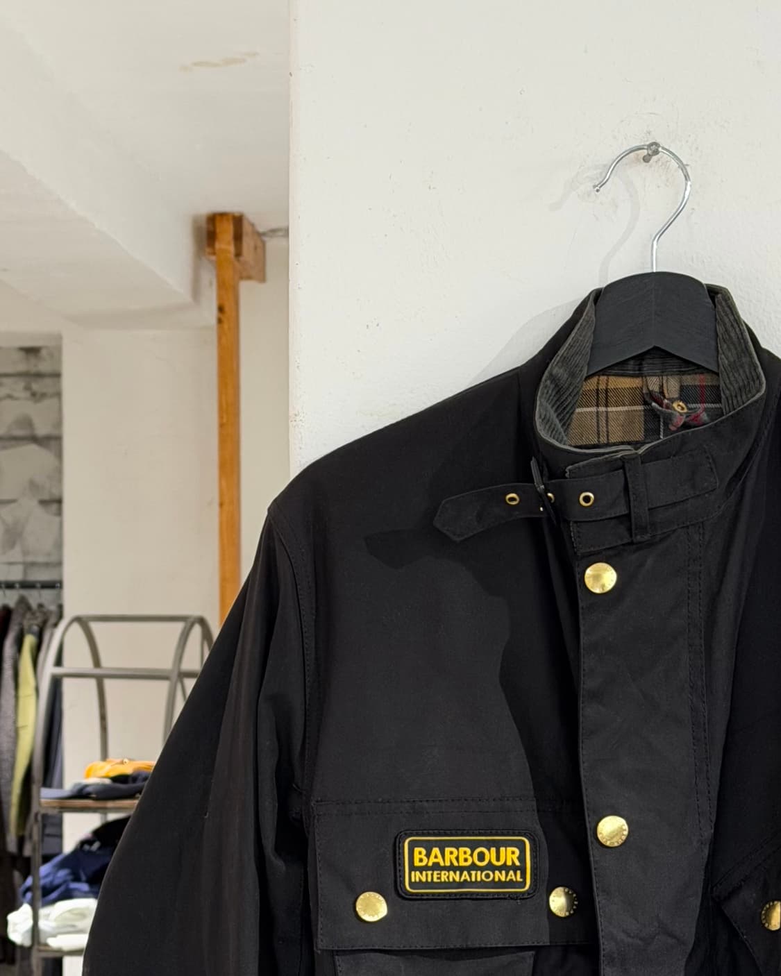 바버 인터내셔널 블랙 하이넥 벨티드 오리지널 왁스 자켓 상품이미지2