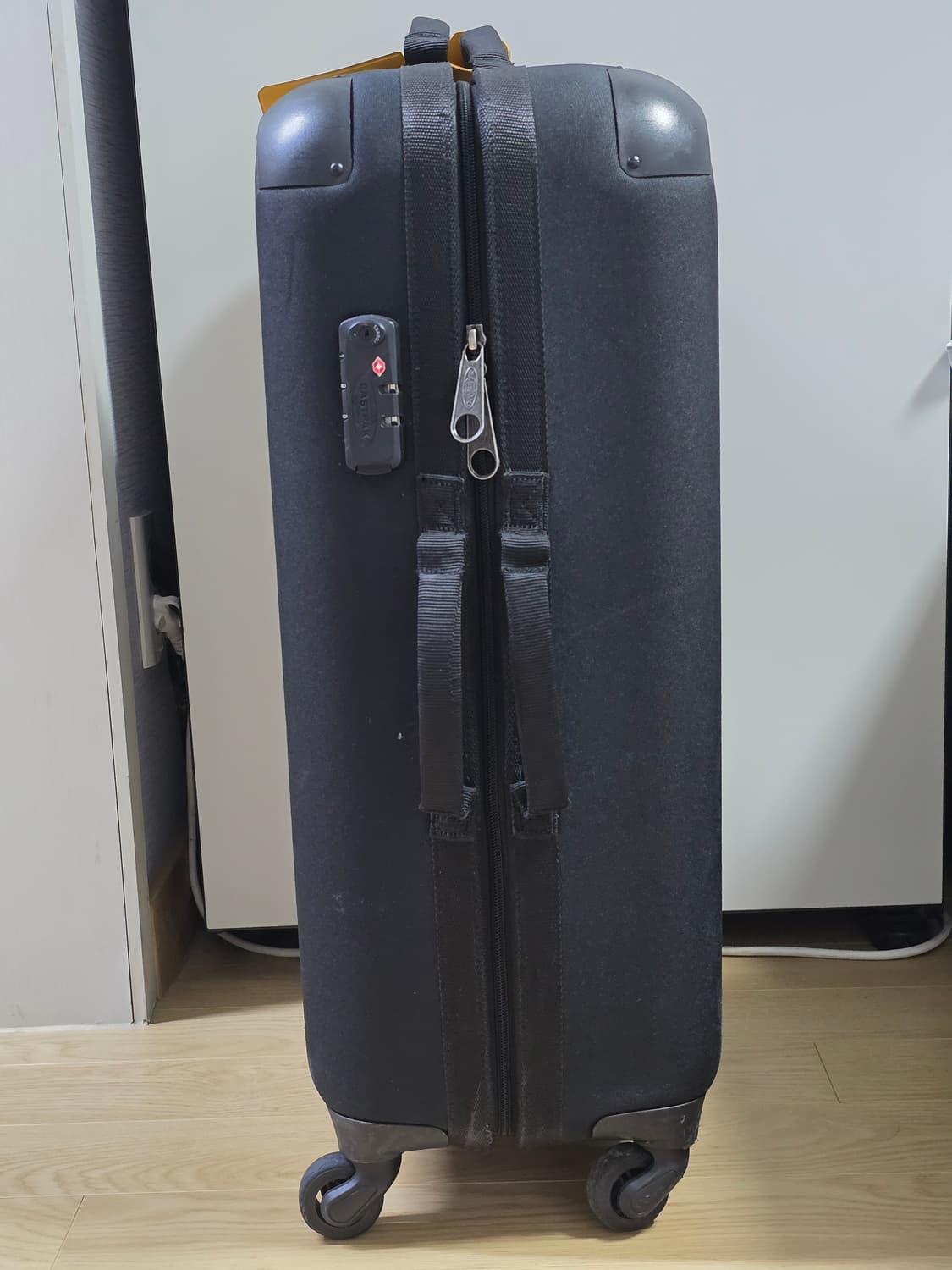 이스트팩 블랙 트렌쉘 캐리어 여행용 가방 M 상품이미지3