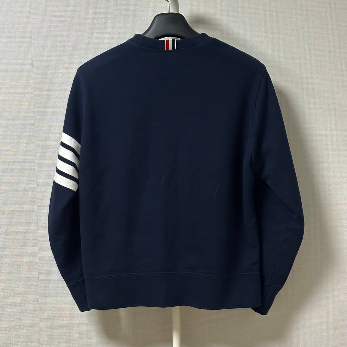 [4] 톰브라운 사선완장 맨투맨 네이비 상품이미지2