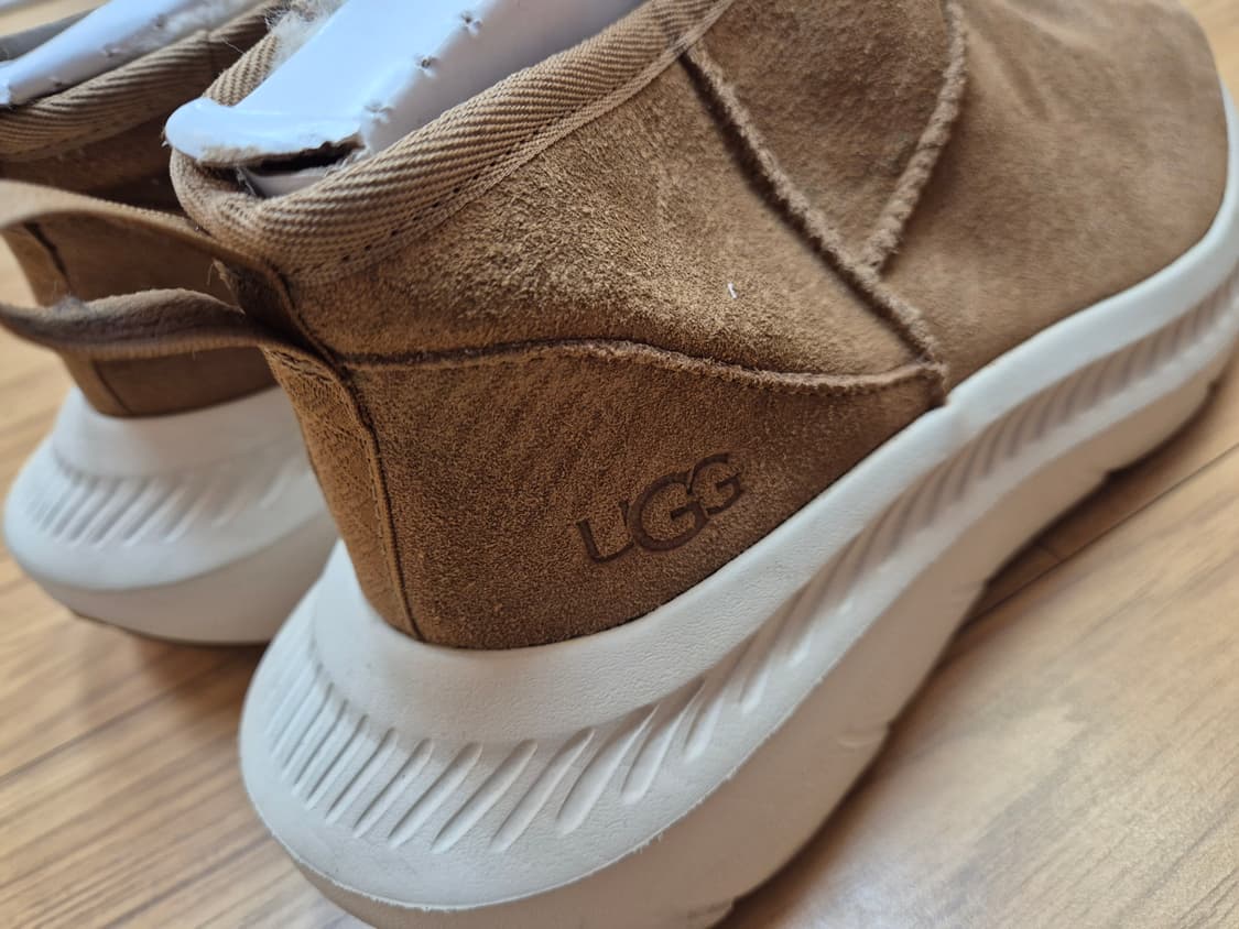 브라운 색상 UGG 어그 워커 판매합니다. 사이즈는 260mm이고, 남성 상품이미지3