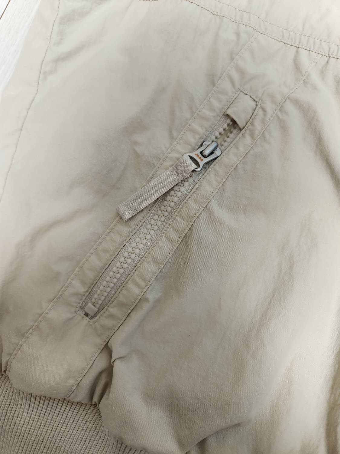 지프 절개디테일바람막이점퍼 L사이즈

사이즈표기 m이나 크게나와서 L로  상품이미지7