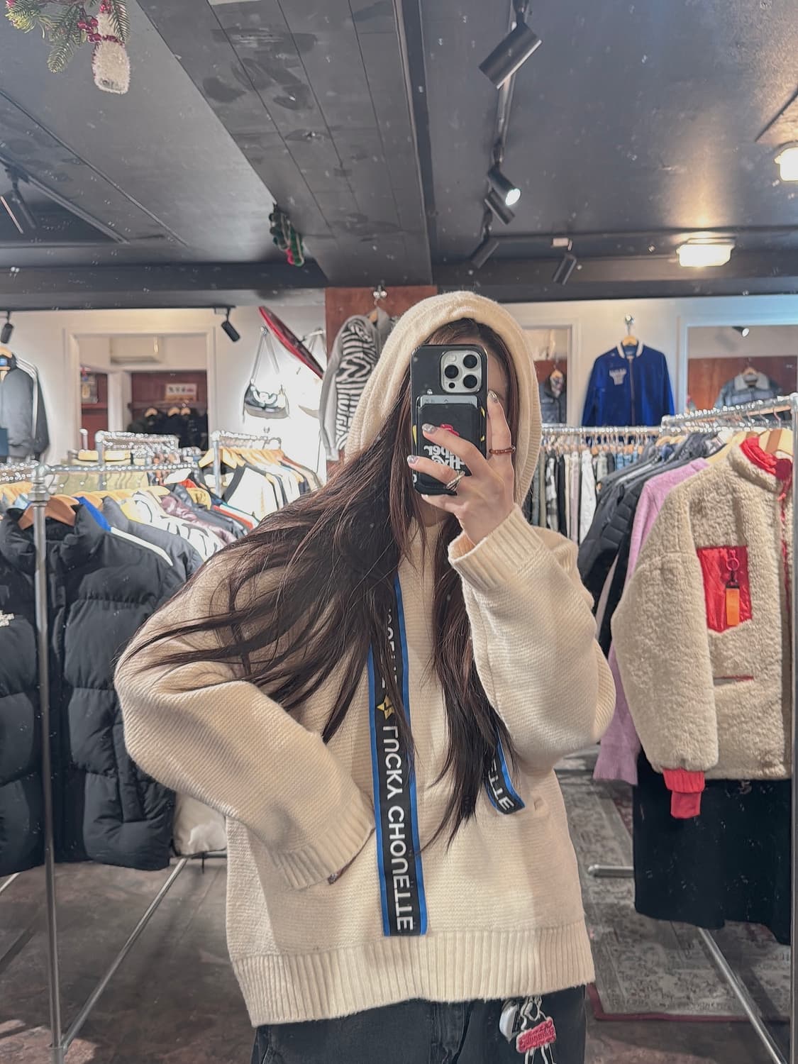 럭키슈에뜨 크림 포켓 포인트 끈 로고 후드 울 니트 F 상품이미지6