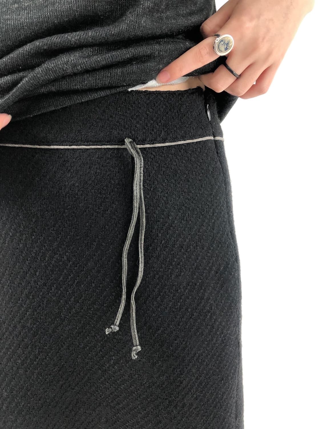 String Accent Diagonal-Line Midi Skirt 상품이미지3