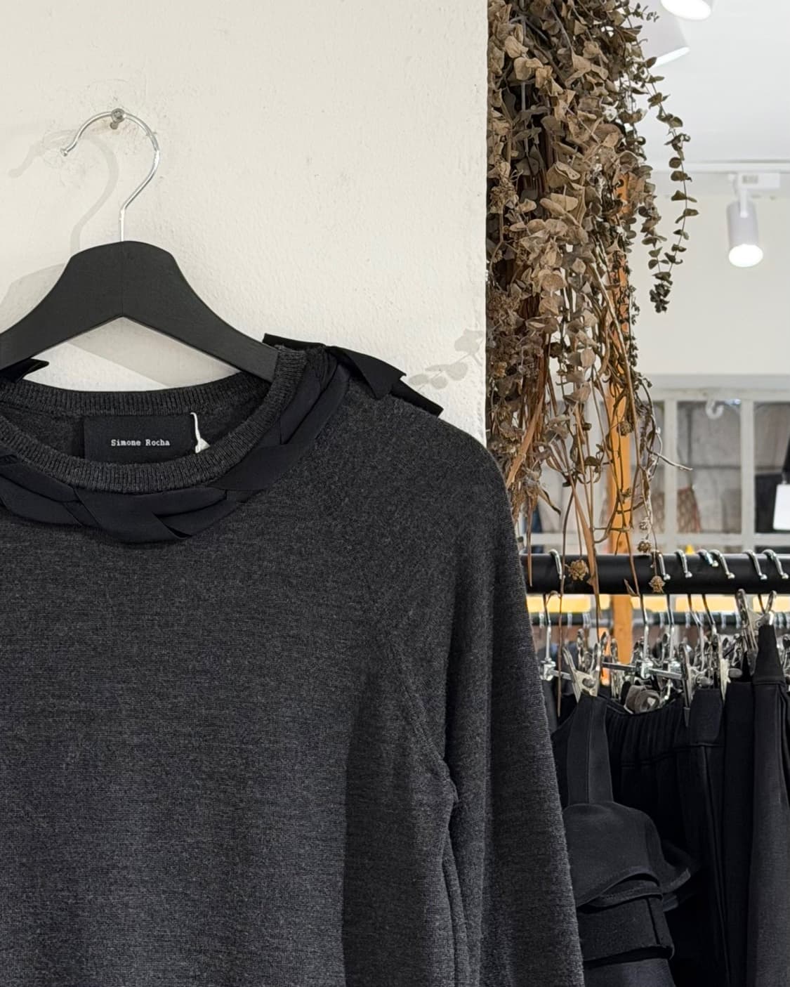 시몬 로샤 차콜 라운드 넥 리본 디테일 니트 상품이미지3