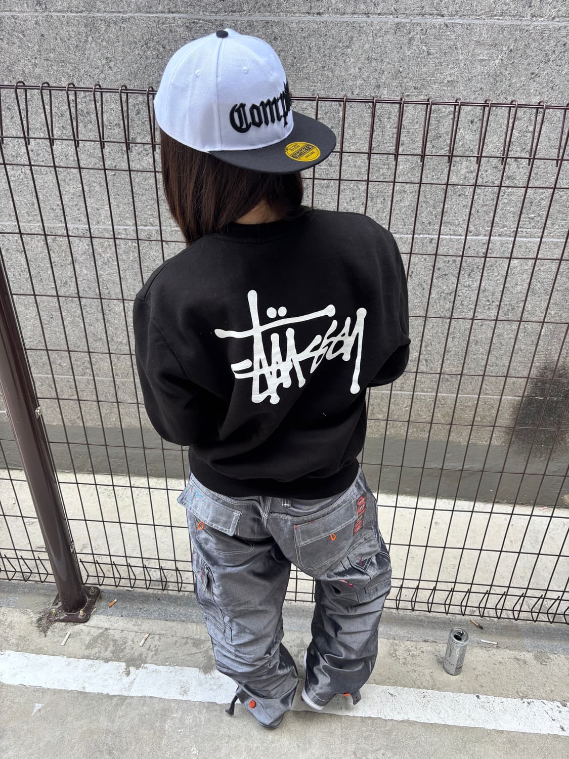스투시 블랙 백로고 맨투맨 상품이미지1
