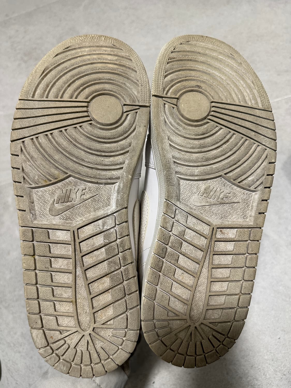 나이키 에어 조던1 로우 트리플 화이트 상품이미지4