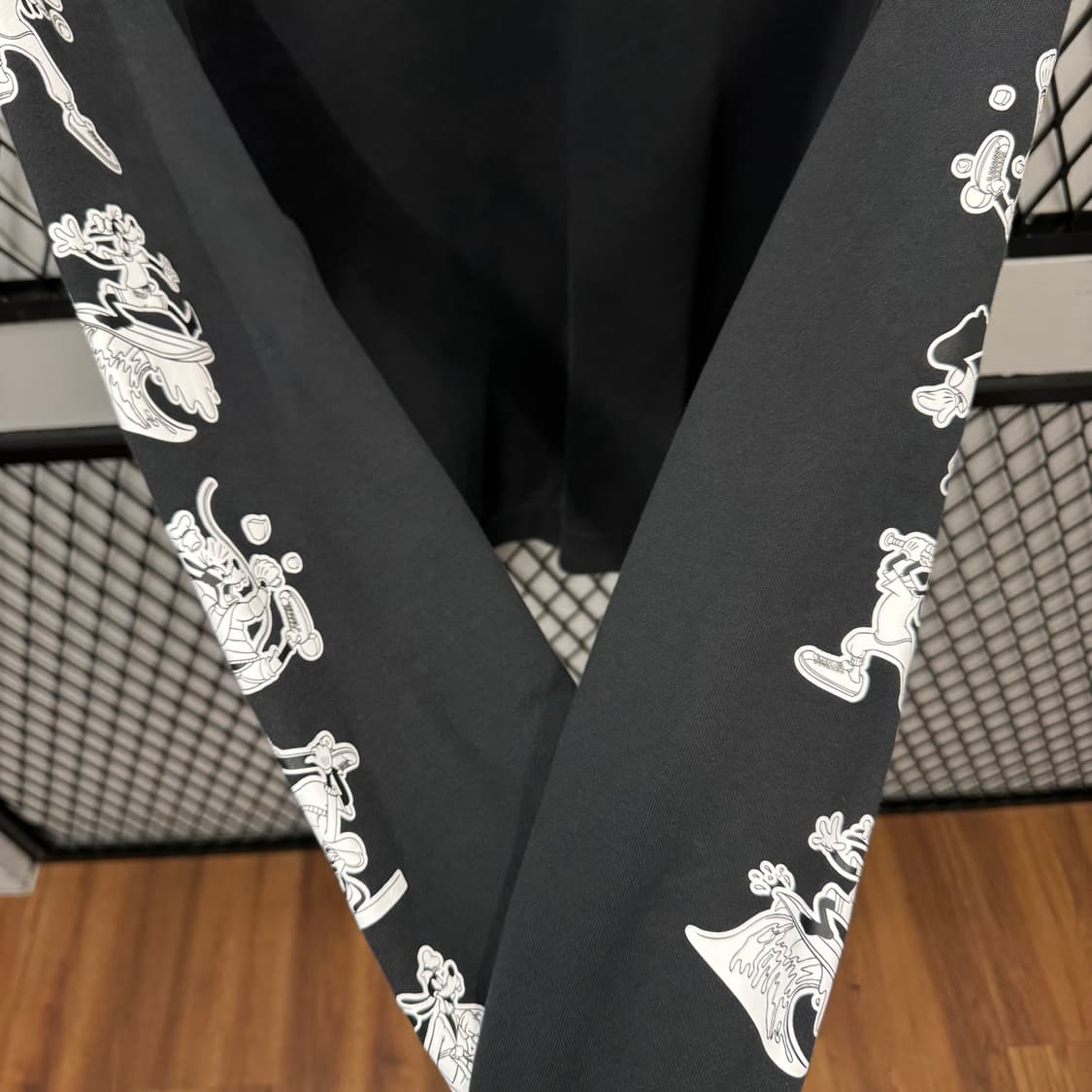 아디다스 X 디즈니 롱 슬리브 사이드 구피 프린팅 디테일 블랙 상품이미지5