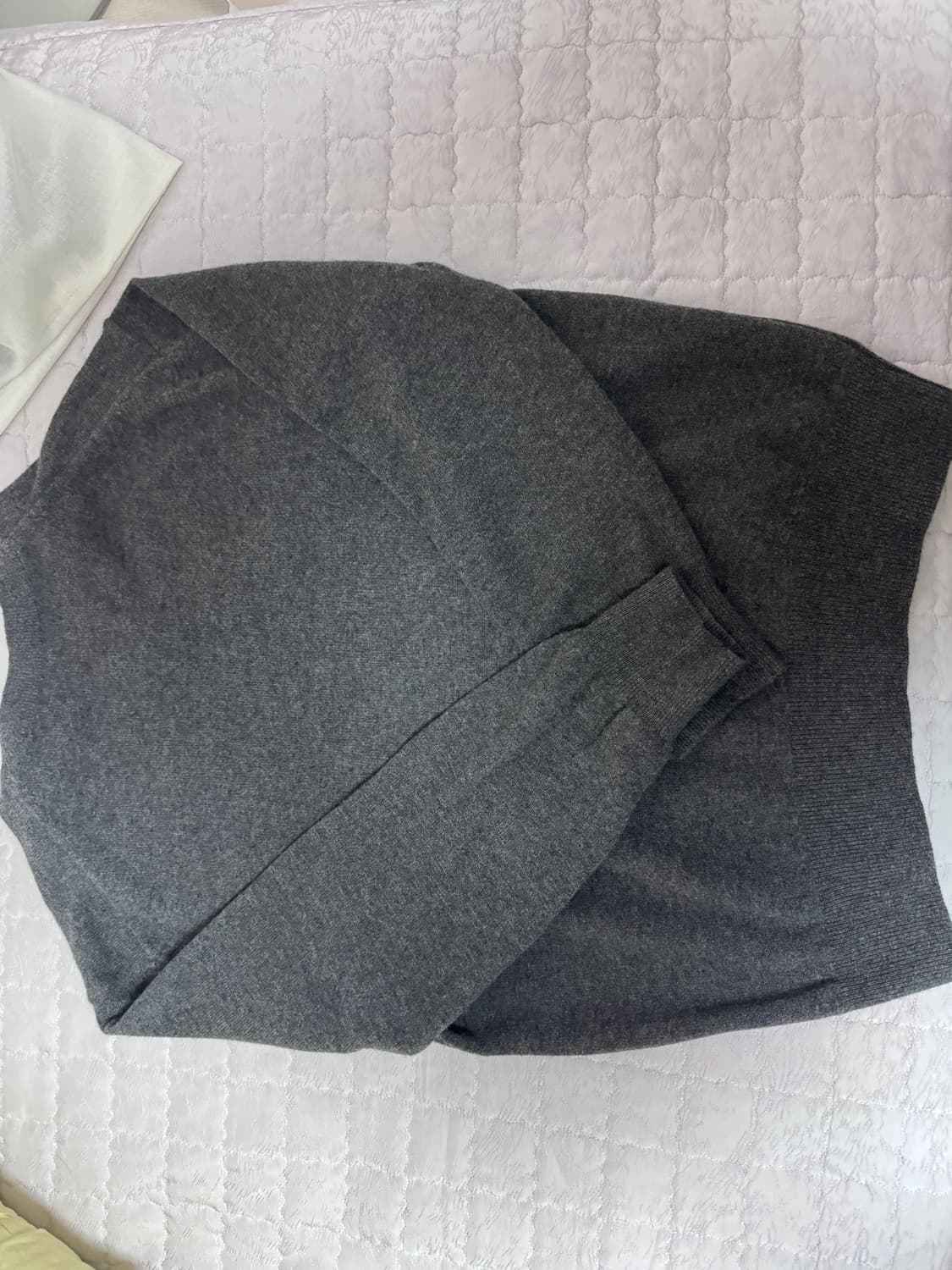 브라운야드 엑스트라 수퍼파인 울 브이넥 니트 차콜 4   상품이미지2