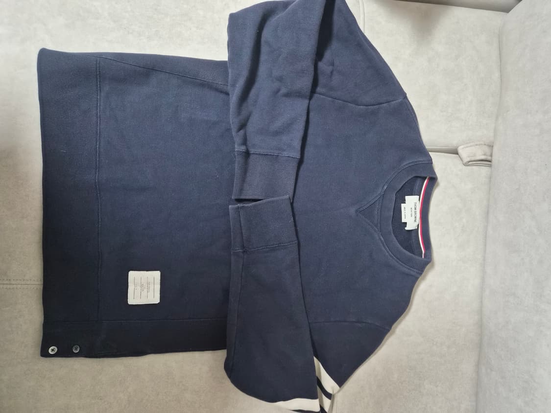 톰브라운 4선완장 맨투맨 상품이미지1