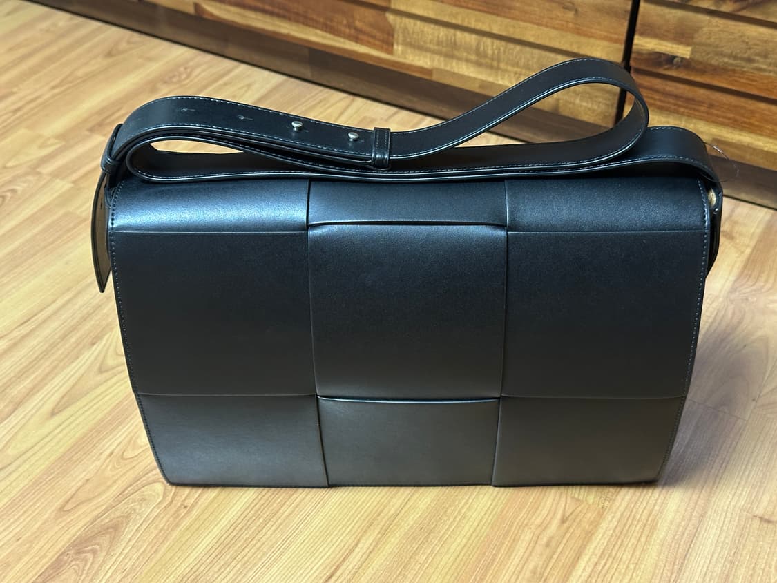 [정품] 보테가베네타 레더 카세트 크로스바디백 블랙 상품이미지1