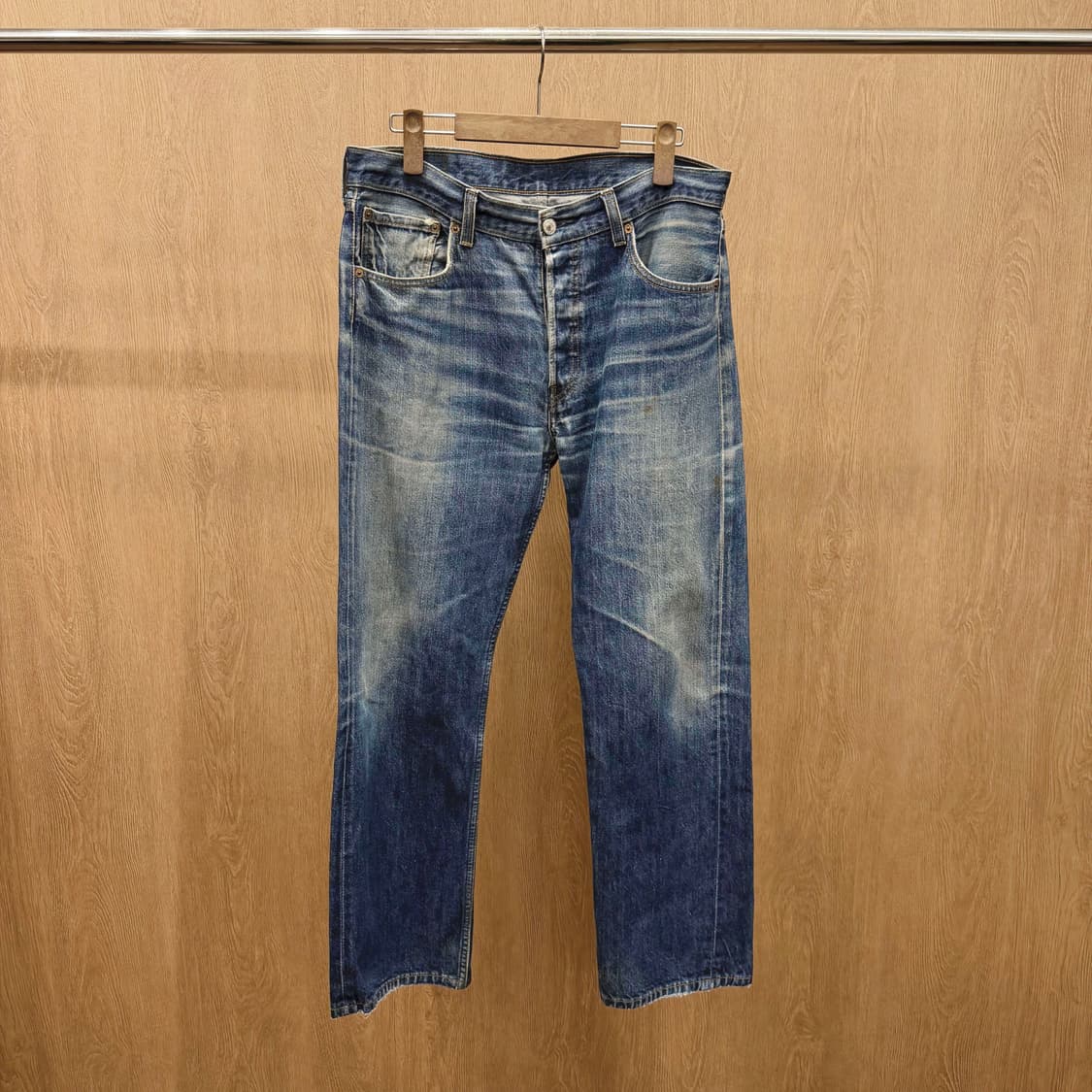 리바이스 501 워싱 데님 팬츠 레드 탭 디테일 레귤러 스트레이트핏 중청 상품이미지2