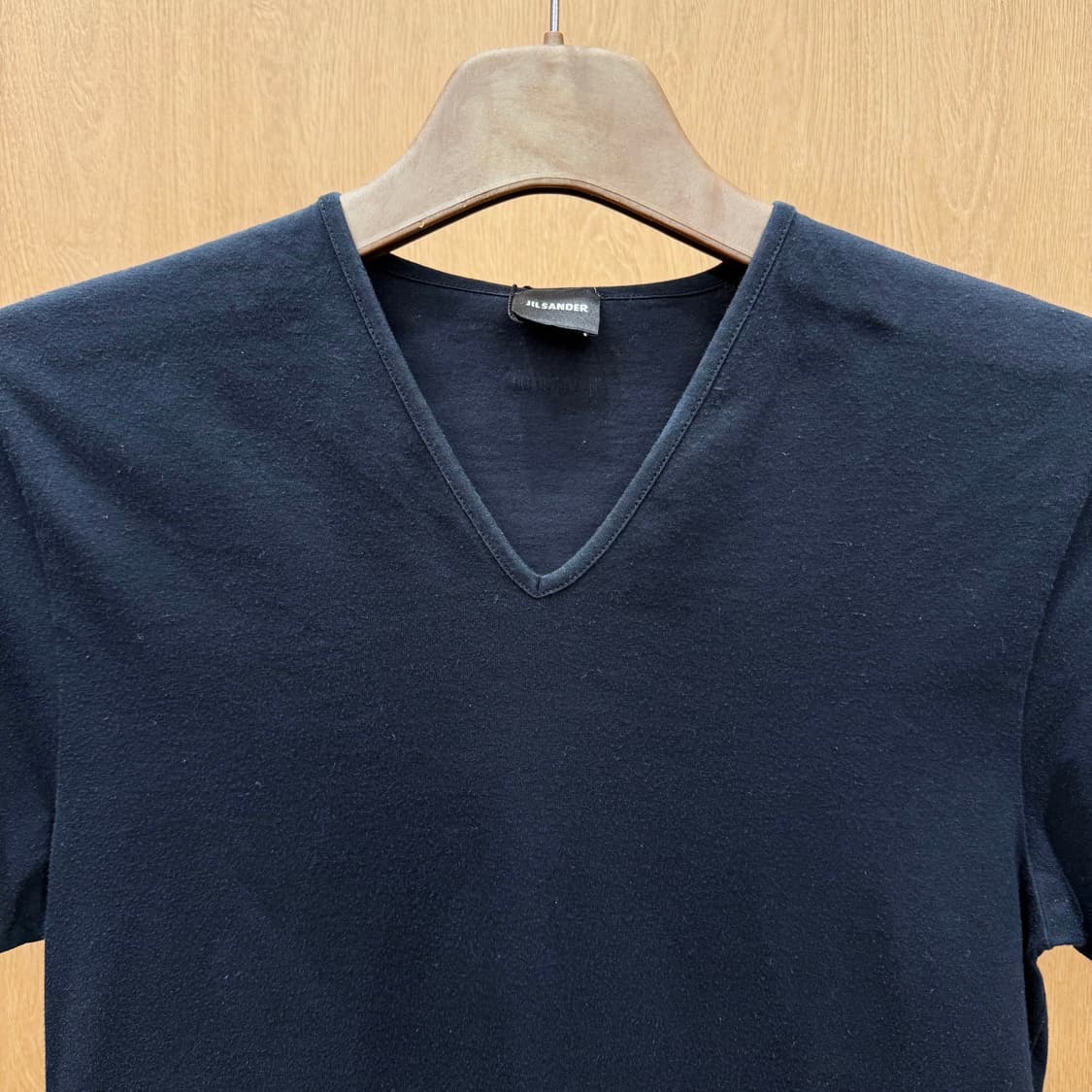 질샌더 브이넥 코튼 반팔 티셔츠 미니멀 백로고 디테일 블랙 상품이미지4
