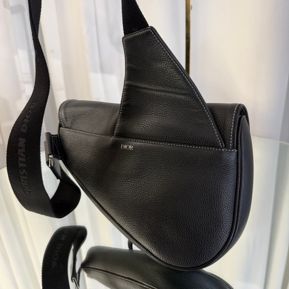 디올X카우스 꿀벌 카프스킨 새들백 크로스백 상품이미지6