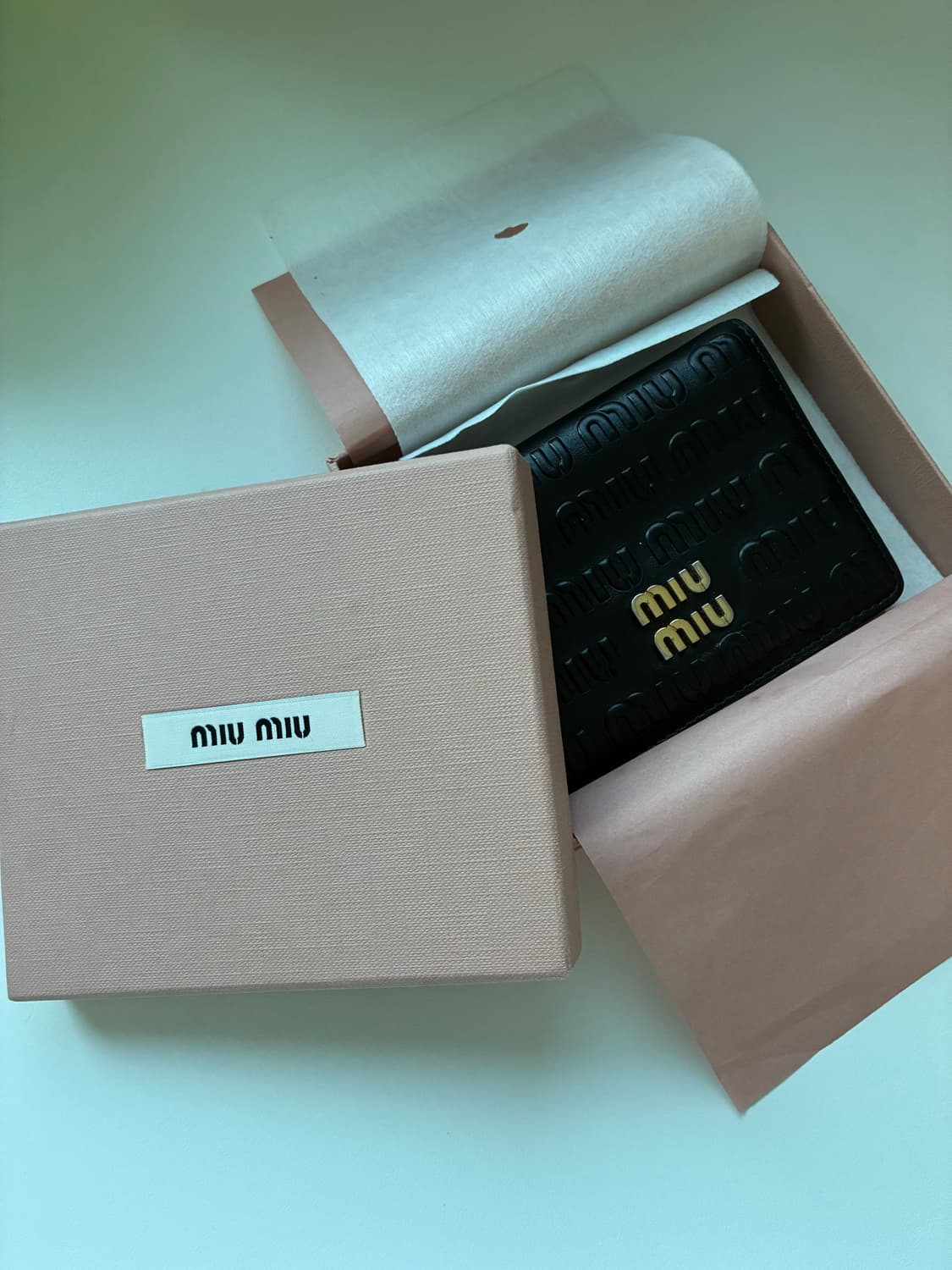 미우미우 반지갑 소프트칼프로고 상품이미지1