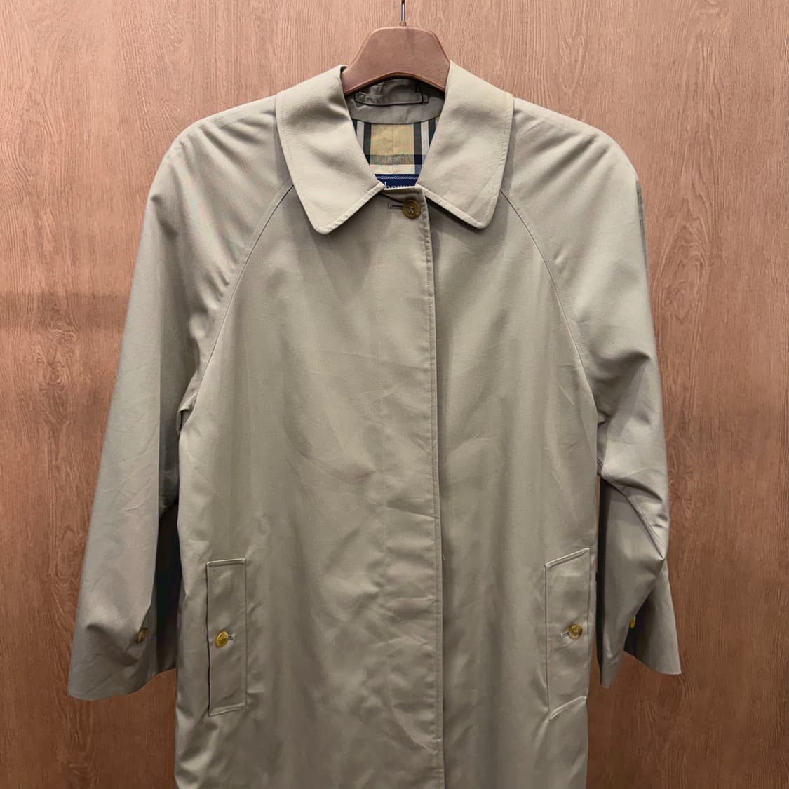 버버리 롱 트렌치 코트 히든 버튼업 노바 체크 배색 안감 디테일 베이지 상품이미지4