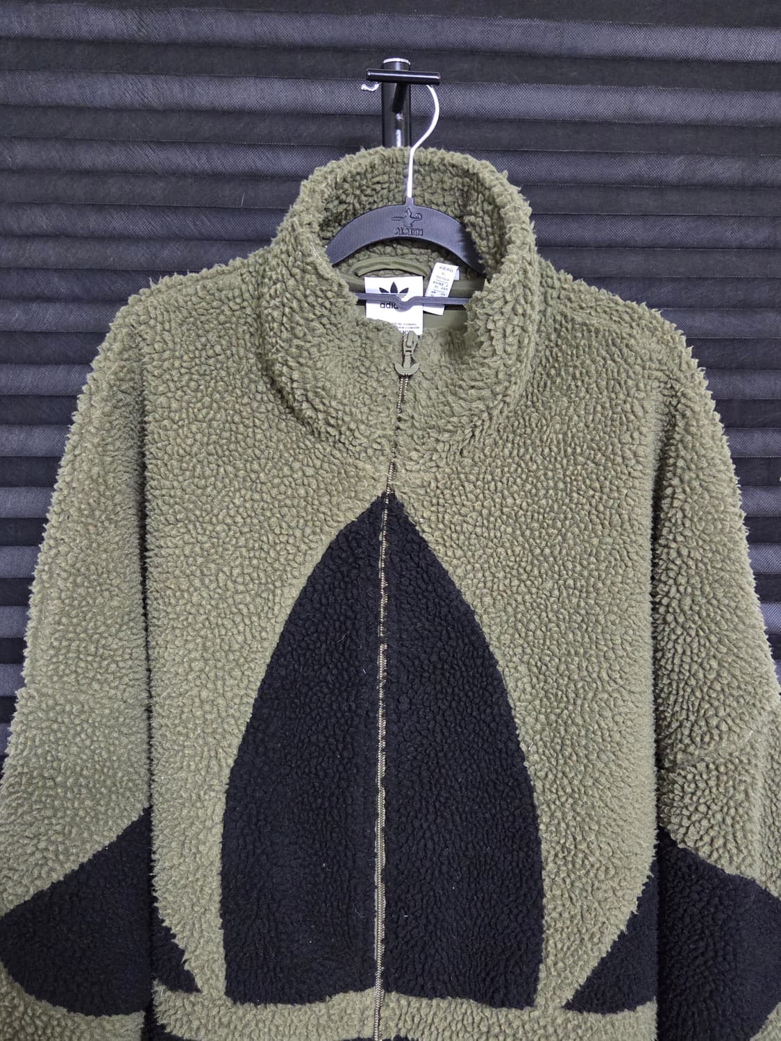 [아디다스] 빅 트레포일 쉐르파 플리스 자켓 판매합니다. 상품이미지2