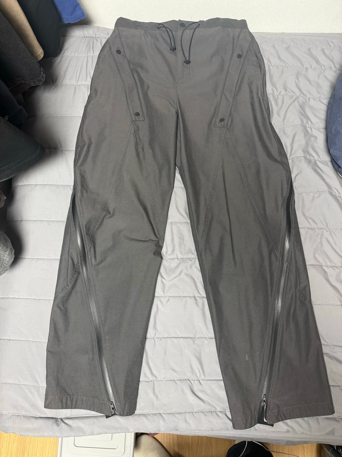 쿠어 유틸리티 지퍼 플랩팬츠 차콜그레이 M 상품이미지1