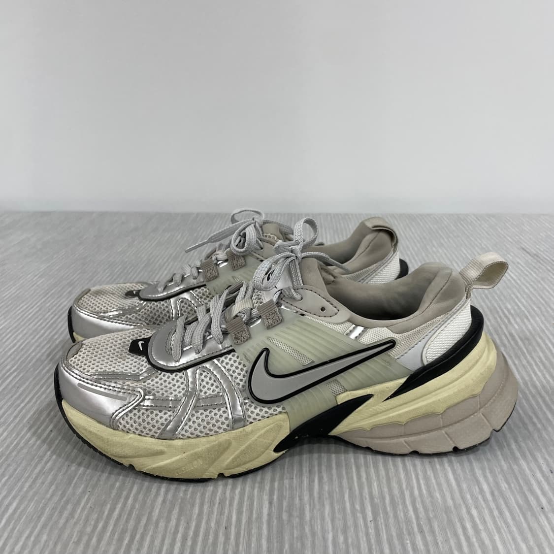 924) ) 나이키 V2K 런 서밋 화이트 메탈릭 실버 240mm 상품이미지3