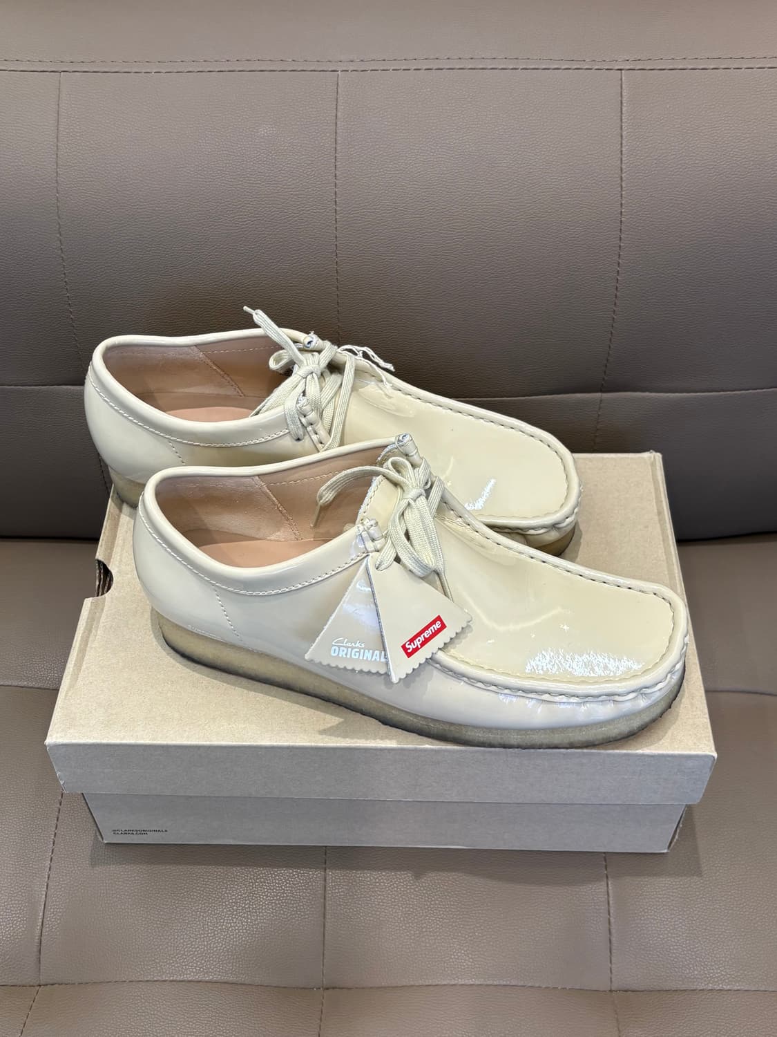 클락스 x 슈프림 페이턴트 레더 왈라비 상품이미지2