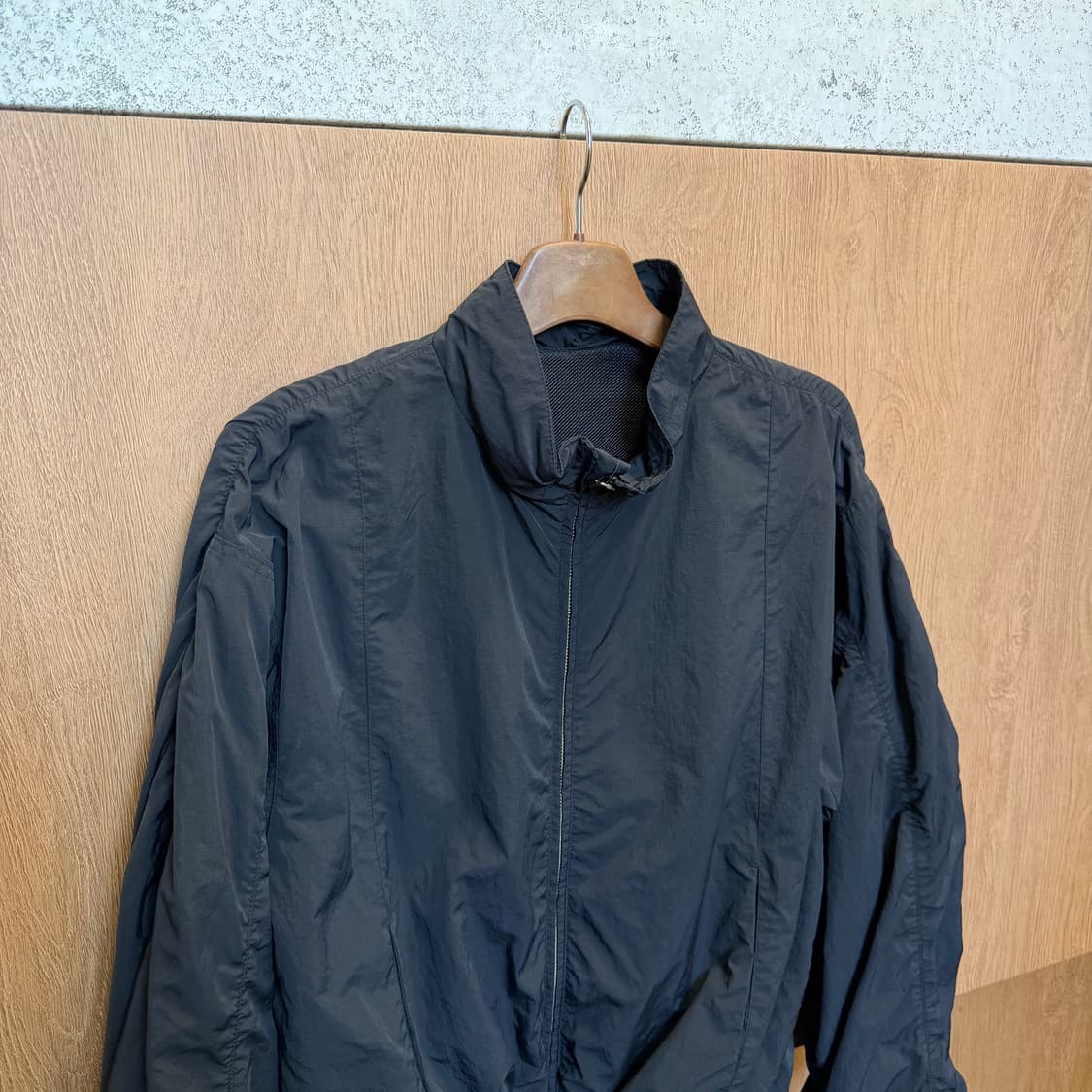 쿠어 하이넥 윈드 브레이커 집업 백 셔링 스트링 디테일 블랙 상품이미지3