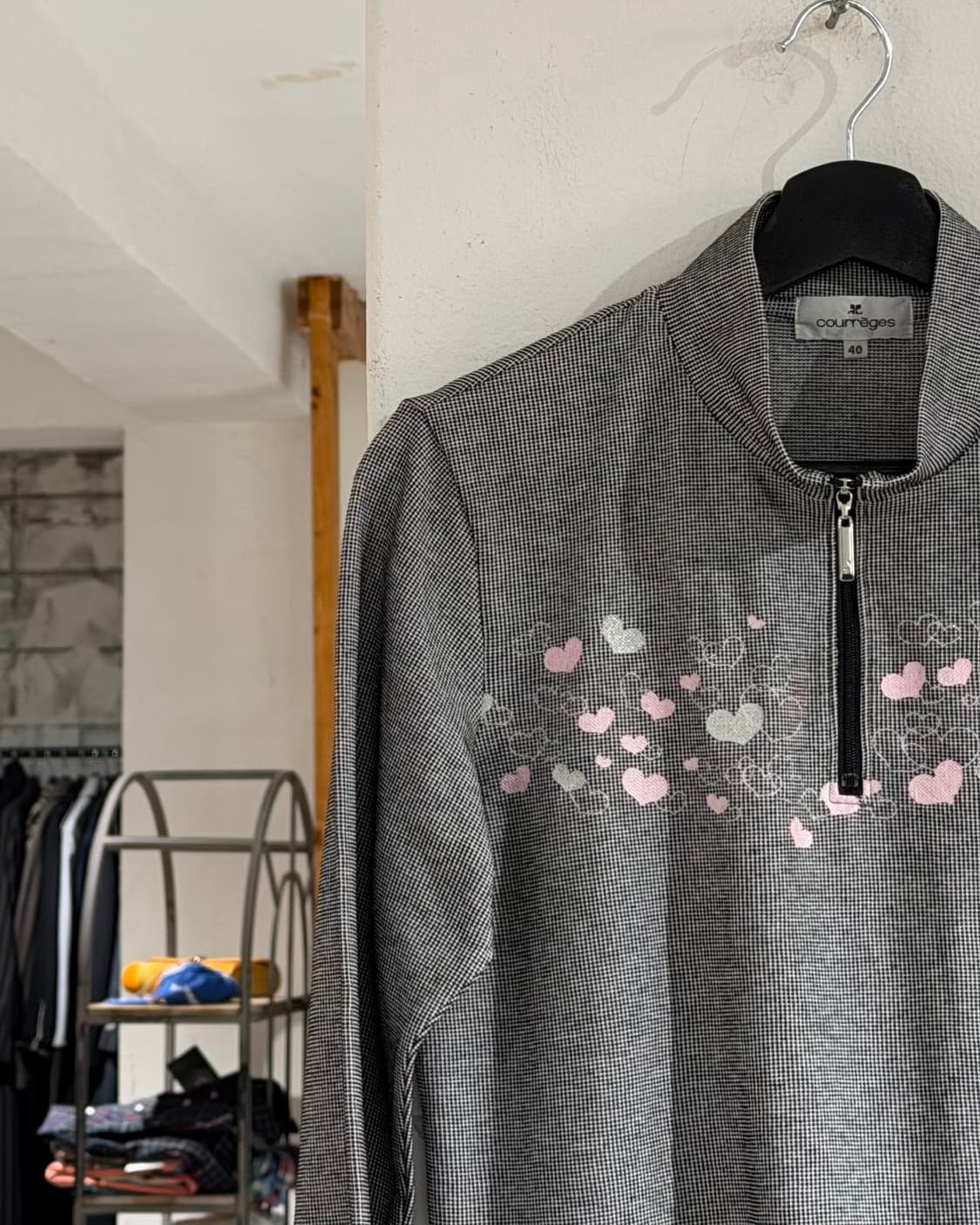 꾸레쥬 블랙화이트 하트 프린팅 하프집업 티셔츠 상품이미지2