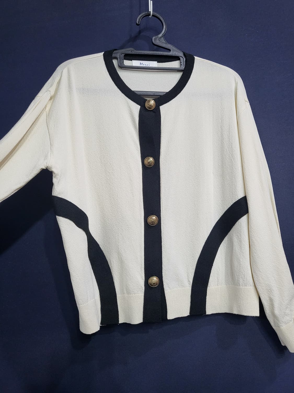 모던한 금장 버튼 가디건 상품이미지2