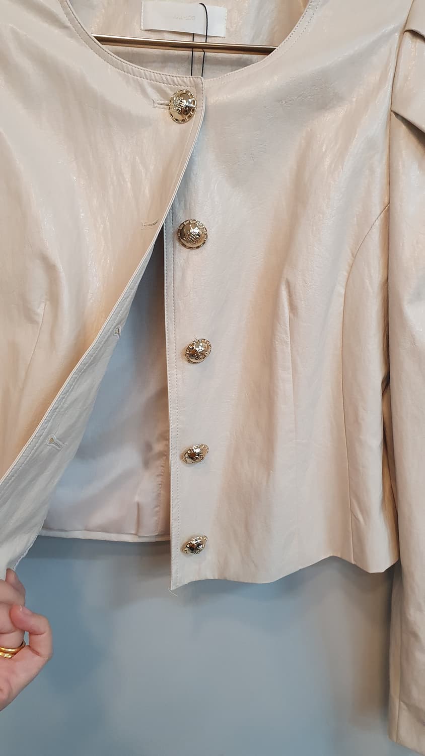 줄로그 어깨퍼프 숏레더자켓 프리
가볍게입기좋아요
상태깨끗좋아요 상품이미지3