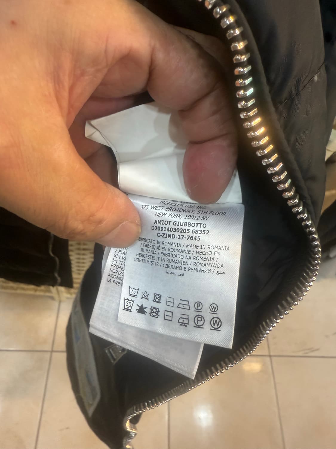 3/100-105/21fw 정품 몽클레어 아미오 패딩 팝니다 상품이미지8