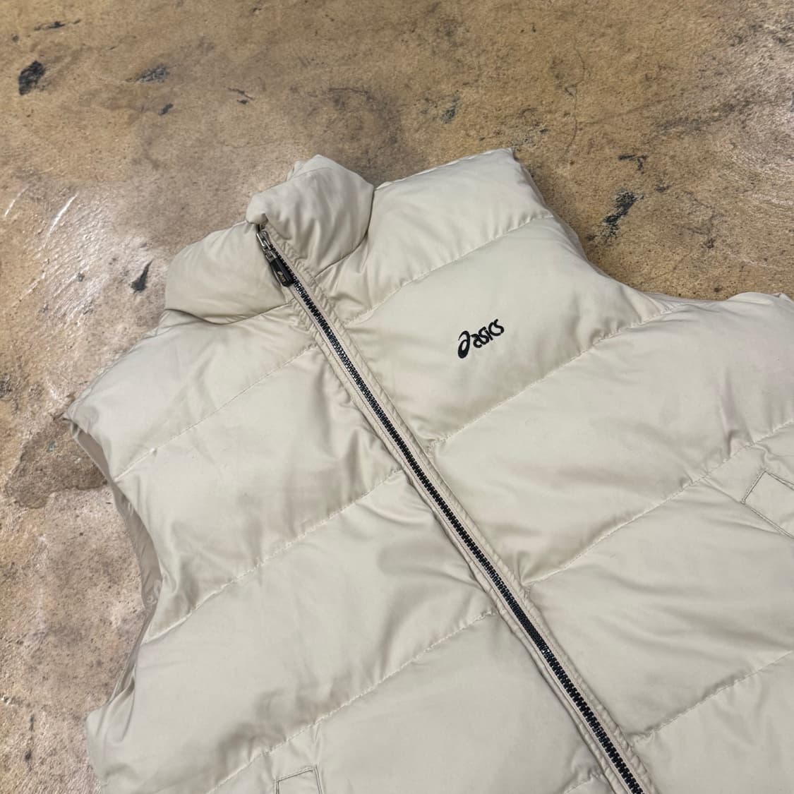 아식스 베이지 패딩 조끼 105 상품이미지1