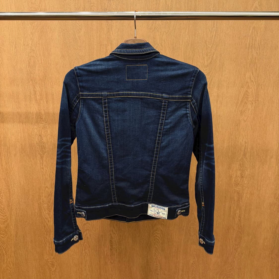 트루릴리전 데님 자켓 로고 패치 버튼 스트랩 디테일 슬림핏 블루 상품이미지3