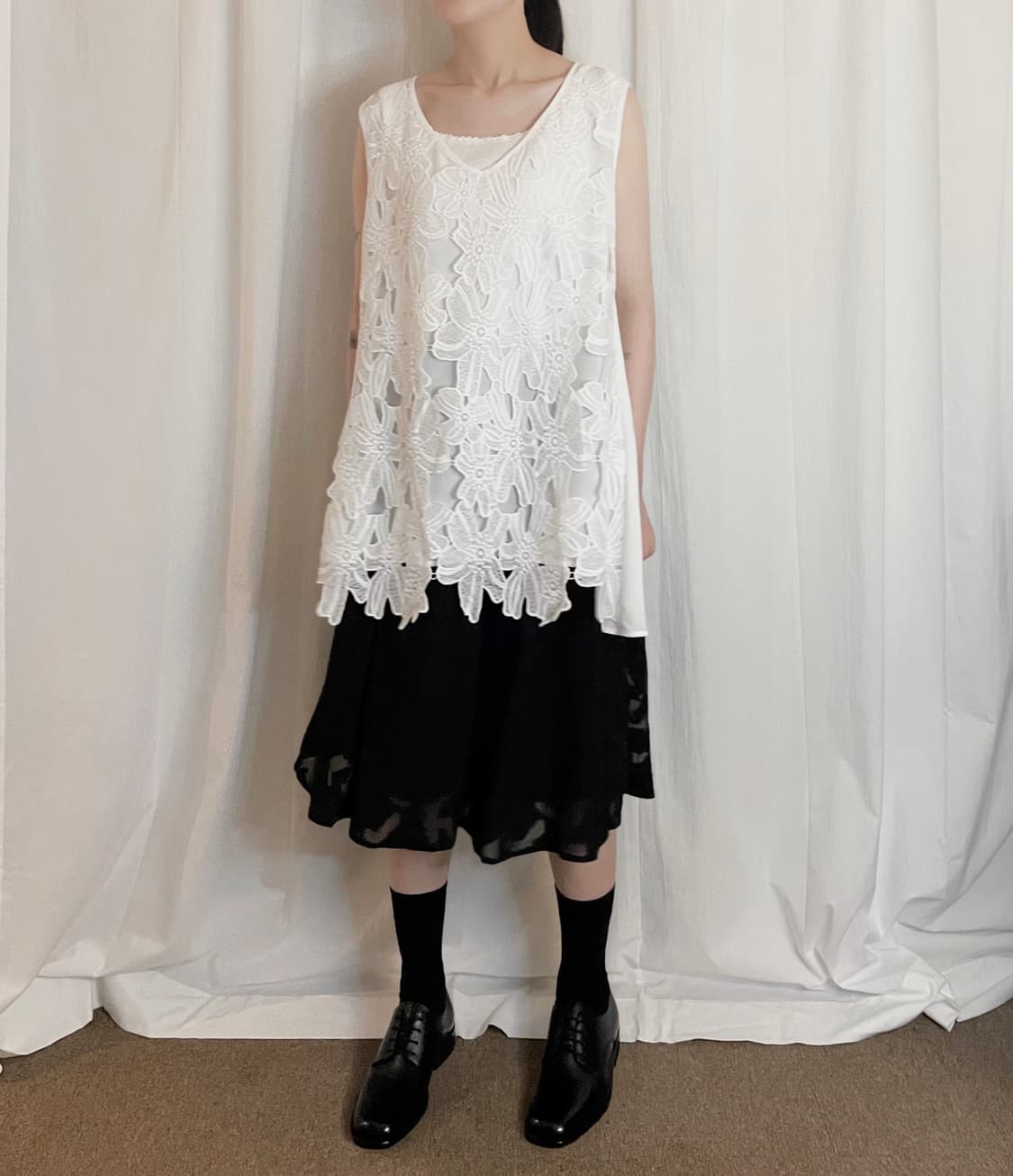 Floral Embroidery Sleeveless Top - White 상품이미지4