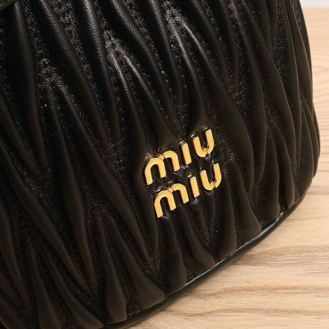 미우미우(Miu Miu) 마테라쎄 나파 가죽 버킷백 상품이미지3