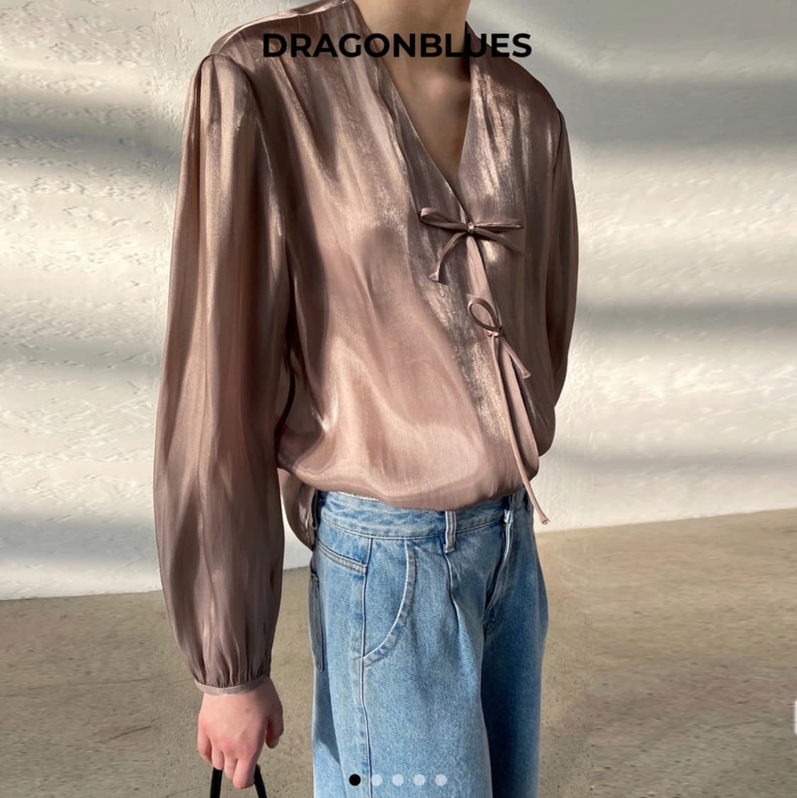 드래곤블루스(DRAGONBLUES) 쉬머 리본타이블라우스  새상품 상품이미지2