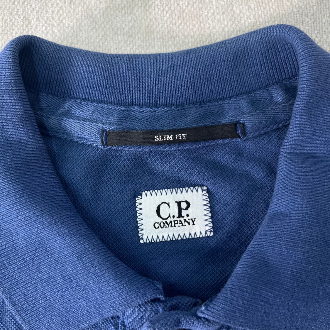 100 CP컴퍼니 박스로고 카라 반팔티  상품이미지4