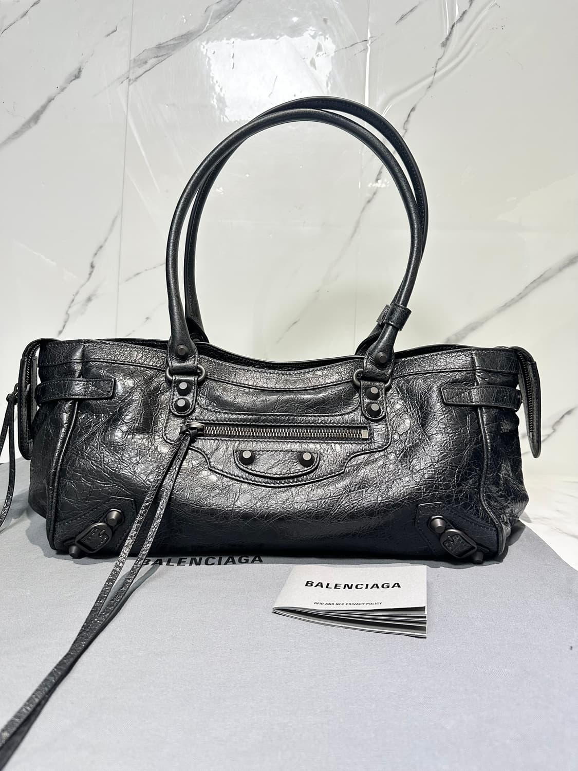 [새상품급 정품] 발렌시아가 르 시티 모터백 이스트웨스트 블랙 상품이미지1