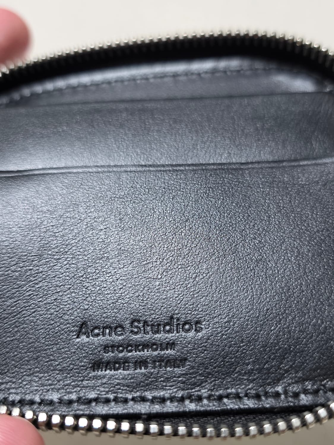 아크네 스튜디오 블랙 가죽 반지갑  zip wallet 상품이미지3