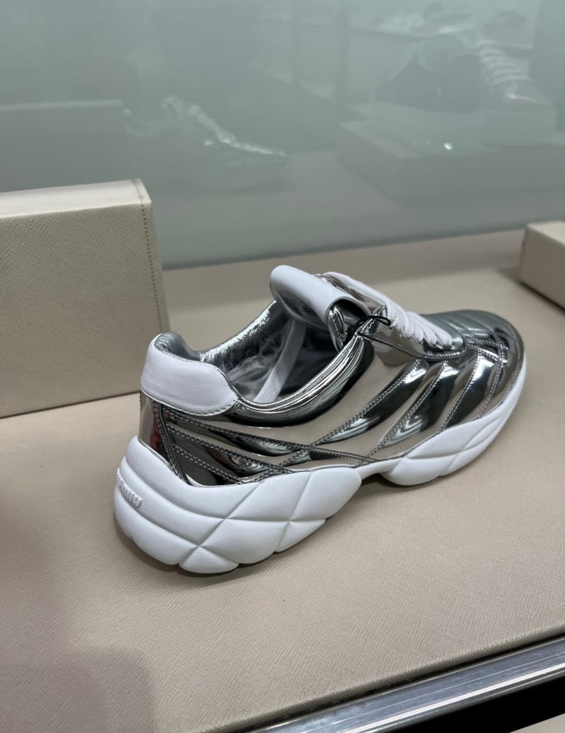 정품 미우미우 퀼팅 메탈릭 스니커즈 실버 36.5 상품이미지4
