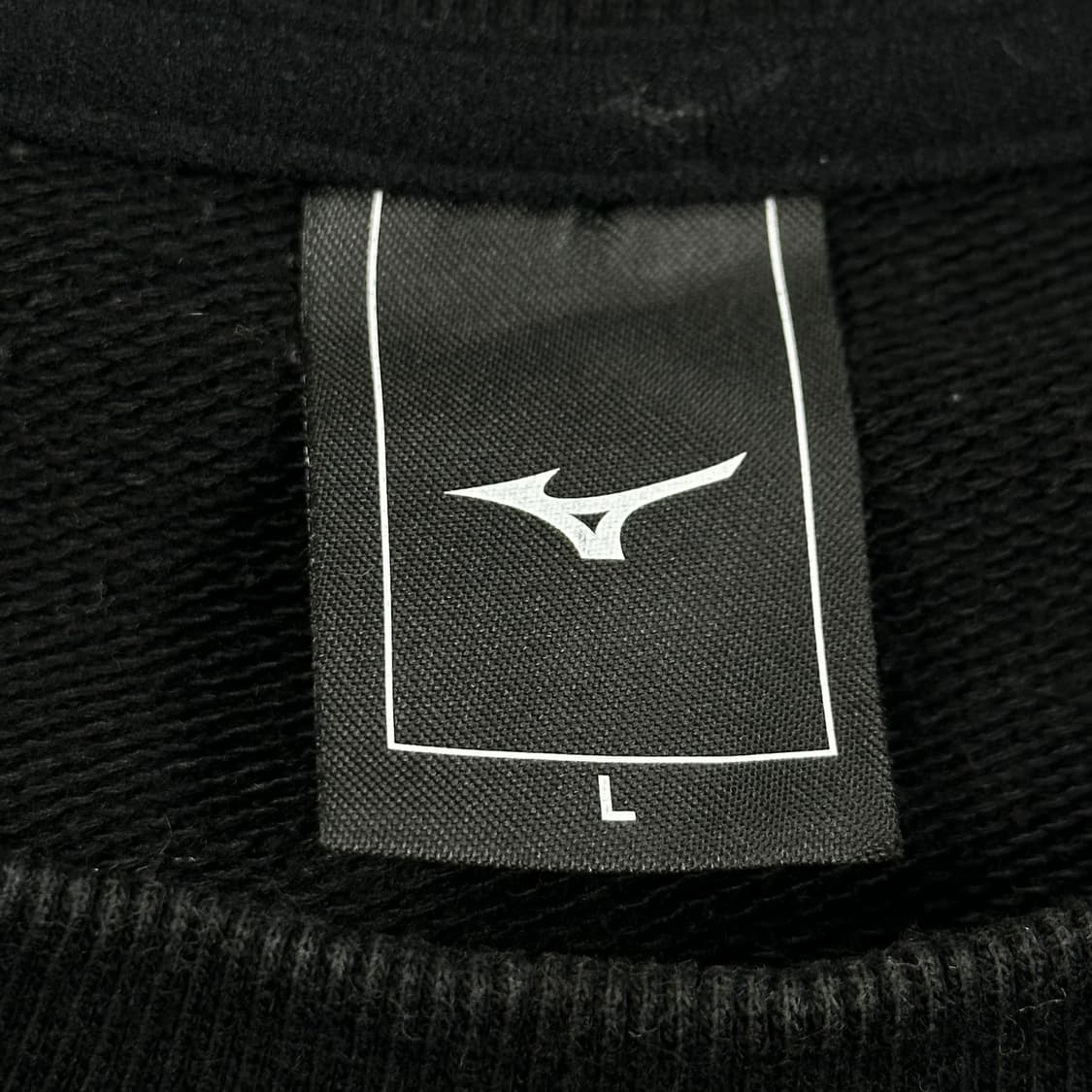 미즈노 센터 로고 스트라이프 블랙 맨투맨 (L) 상품이미지5