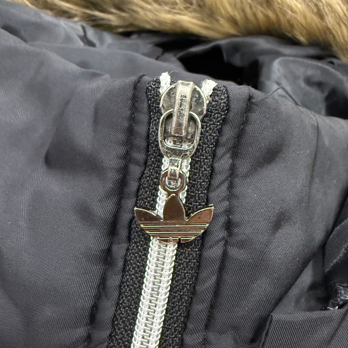 아디다스 블랙 브라운 털 숏패딩  상품이미지7