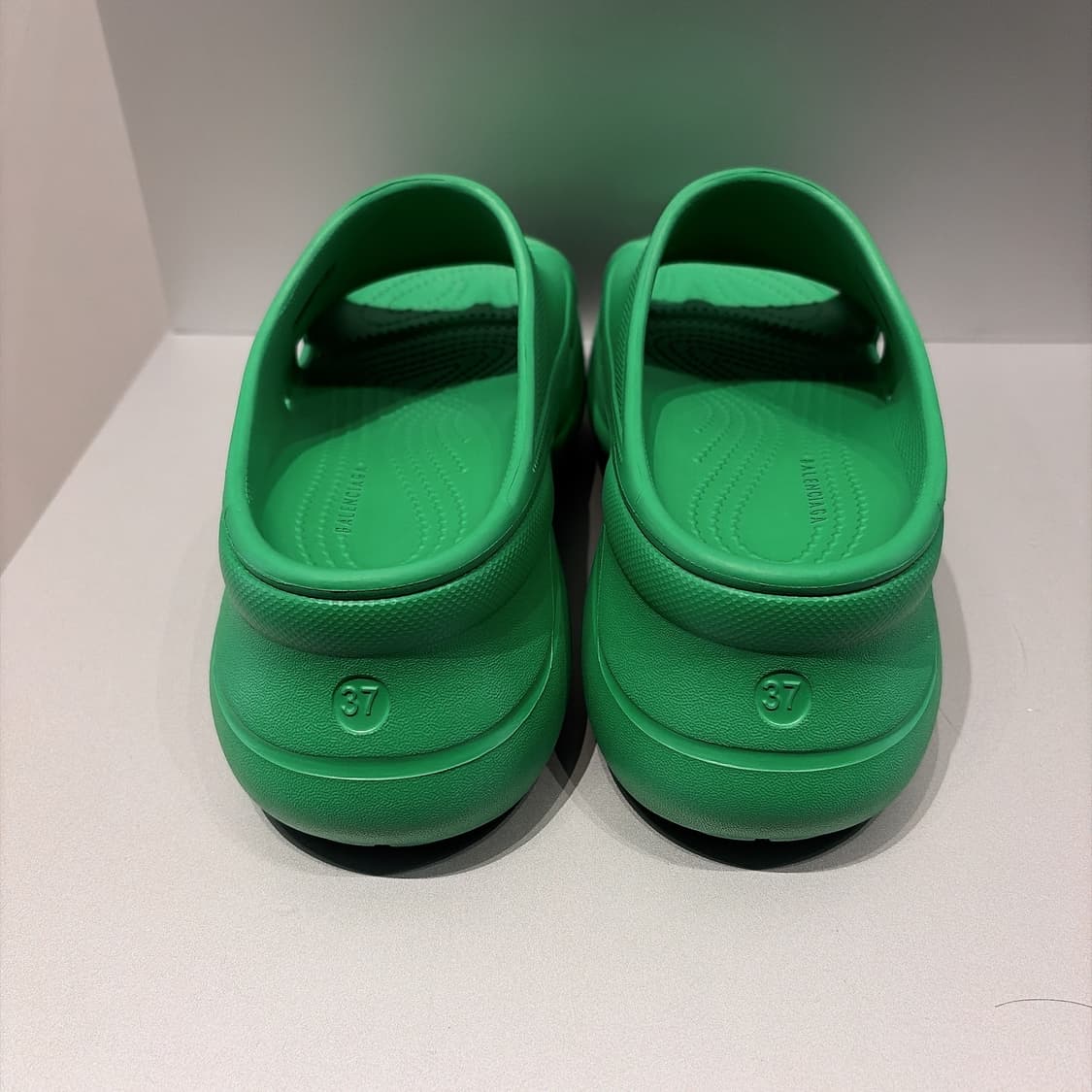 (정품/새상품) 발렌시아가 x 크록스 풀 슬라이드 샌들 그린 여성 상품이미지4
