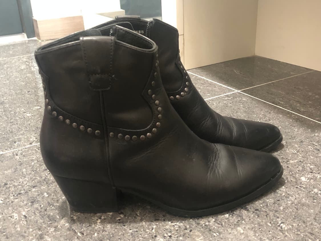 ASH 아쉬 블랙 스터드 앵클 부츠 상품이미지2