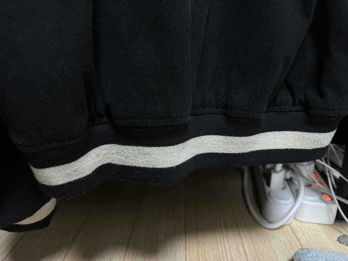 마뗑킴 라운드 스티치 바시티 점퍼 인 블랙 (공용) 상품이미지3