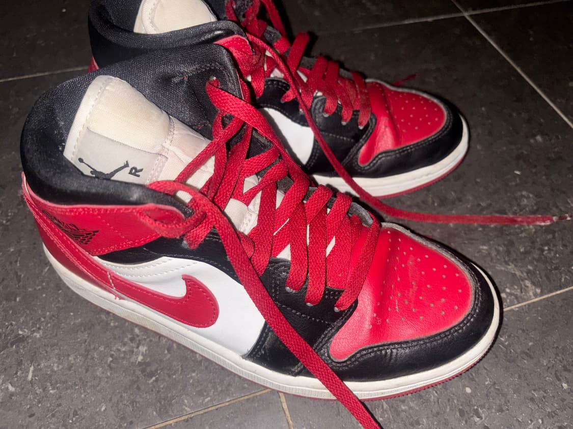 조던 1 미드 블랙 앤 짐레드 240 상품이미지2