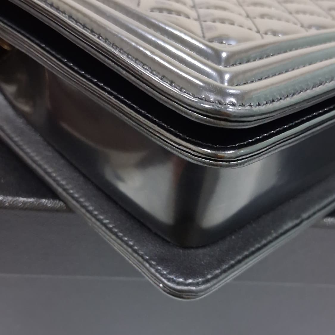 샤넬 보이백 라지 블랙 페이턴트 금장 22번대 정품감정서 상품이미지7