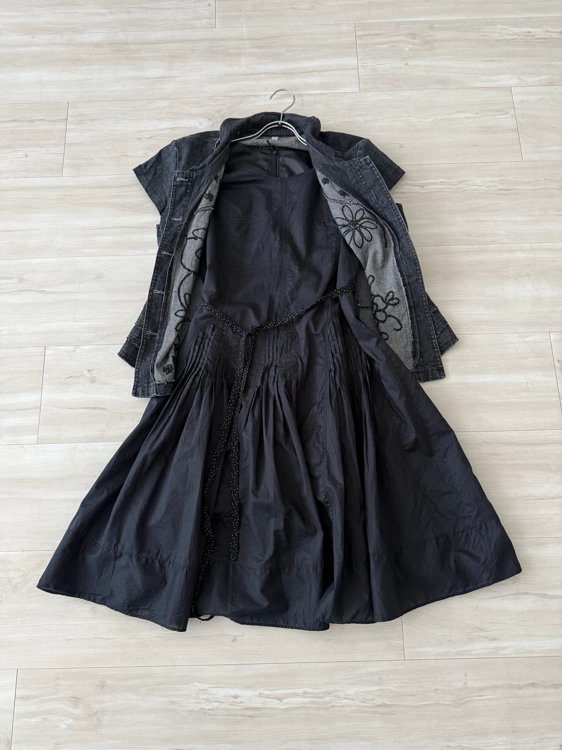 Black Pleated Midi Dress 상품이미지1