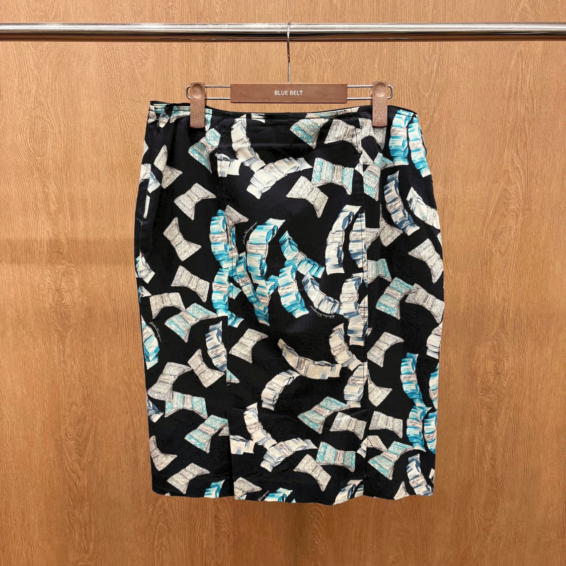 살바토레 페라가모 미디 스커트 브로치 아트워크 로고 프린팅 H라인 블랙 상품이미지3